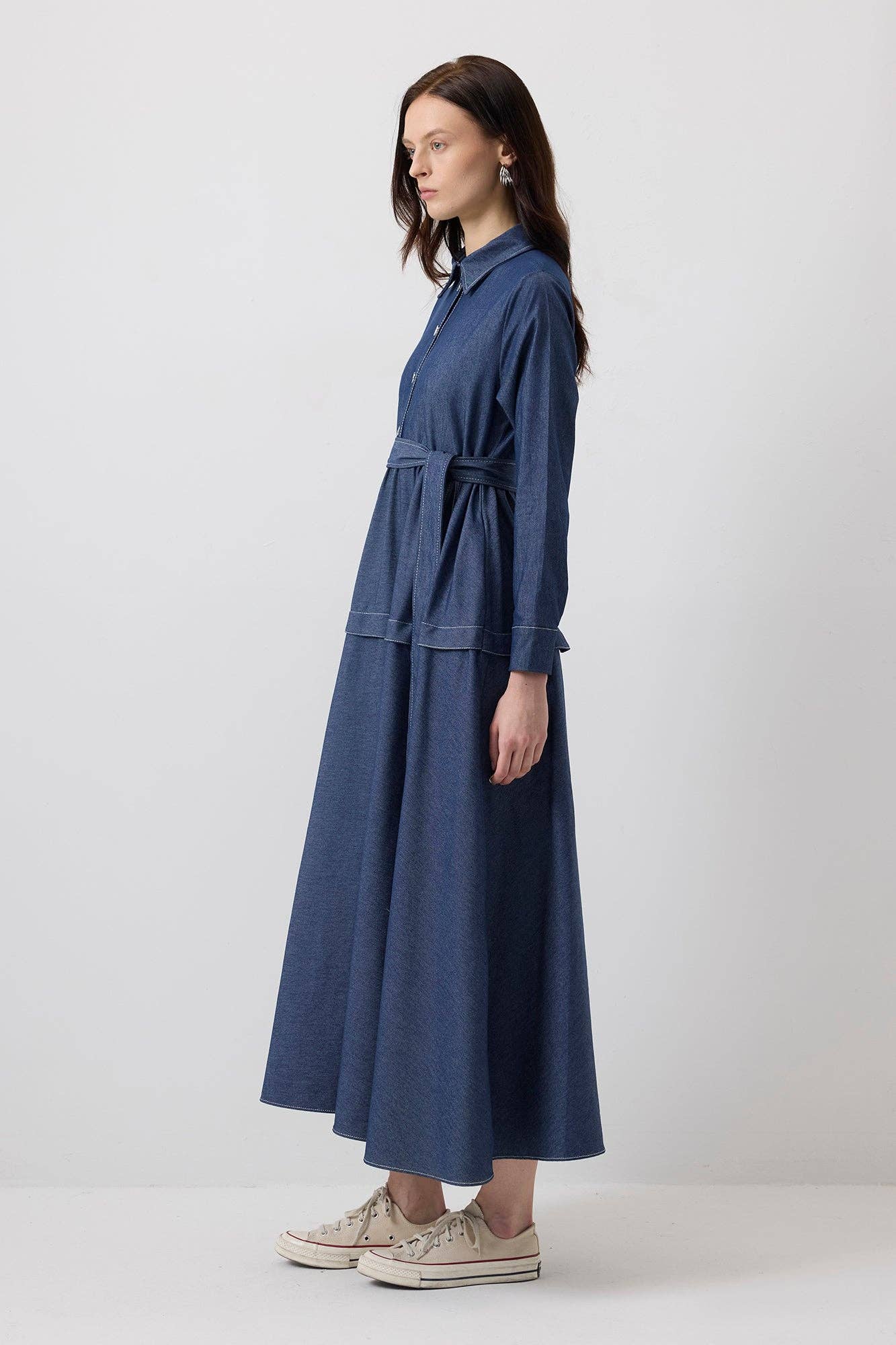 Abito camicia maxi in denim con cuciture a contrasto