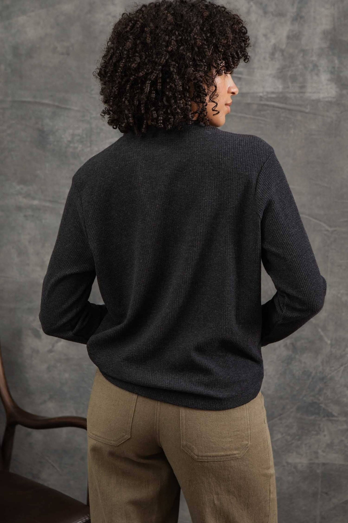 Henley a coste in waffle riciclato da donna color carbone mélange