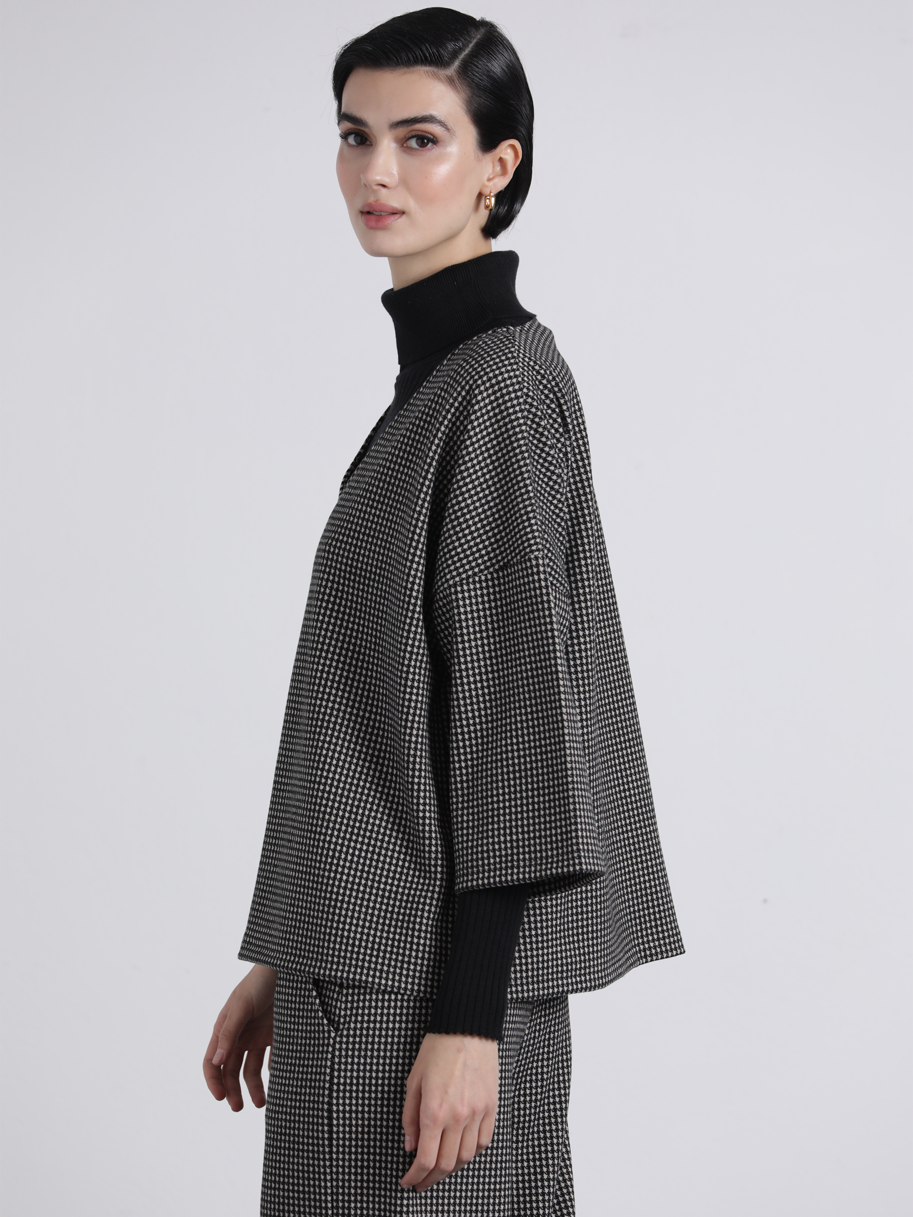Felpa in maglia a micro quadretti con scollo a V