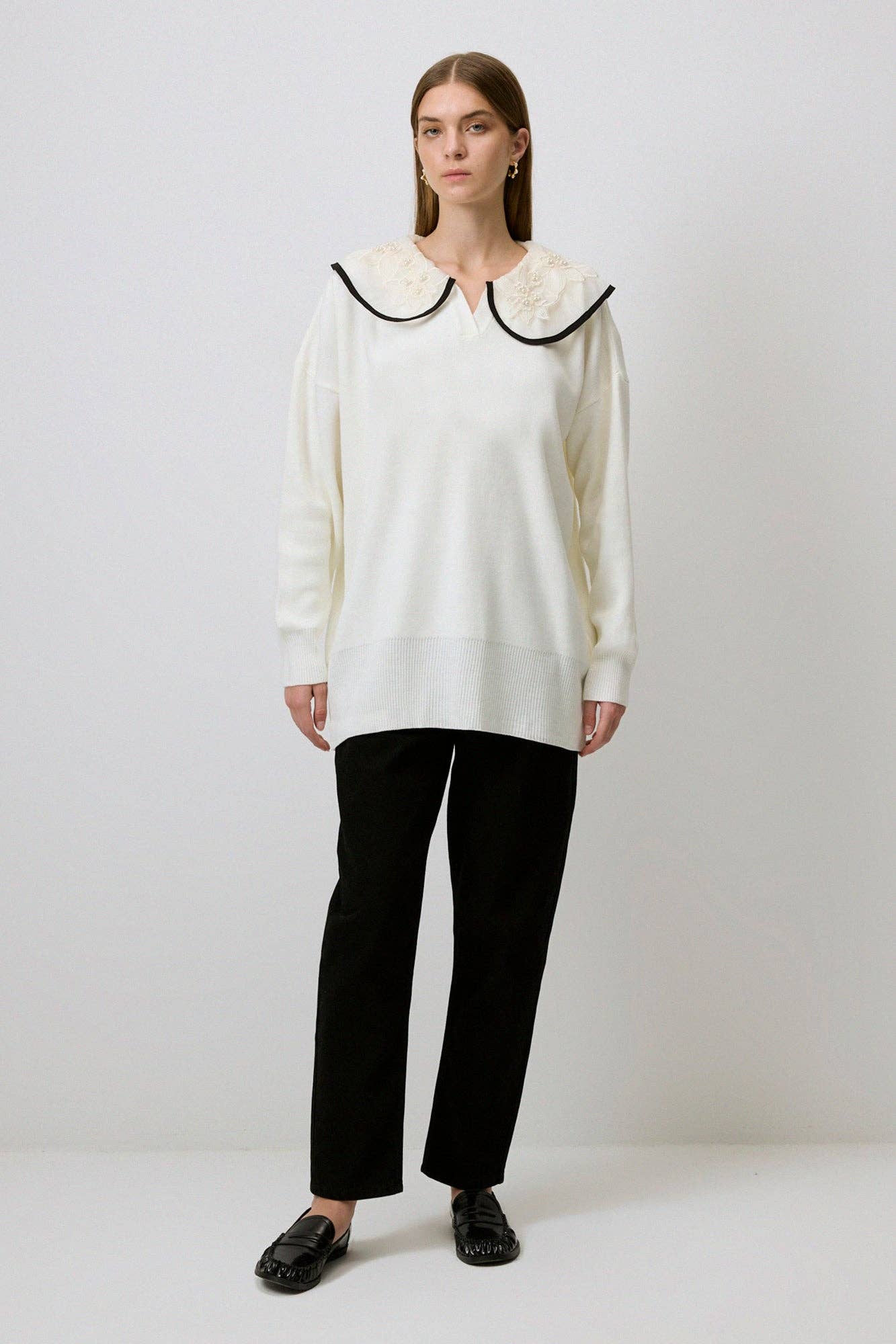 Maglione in maglia con colletto ricamato