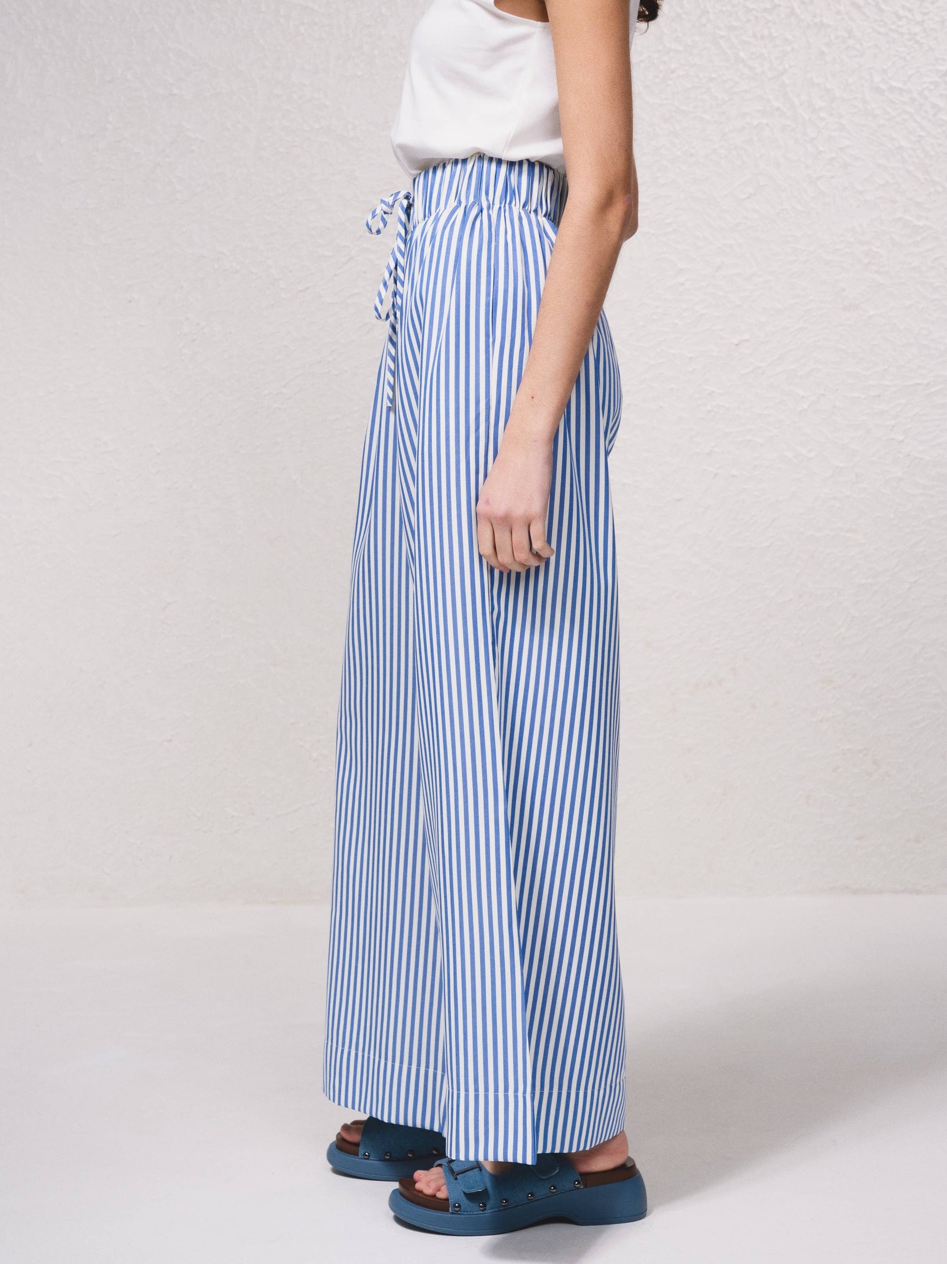 Pantaloni palazzo a righe con vita elasticizzata e laccio