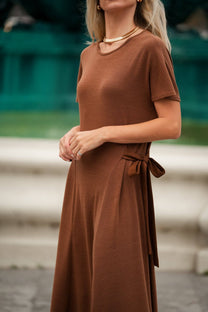 Abito midi in maglia con fiocchi laterali
