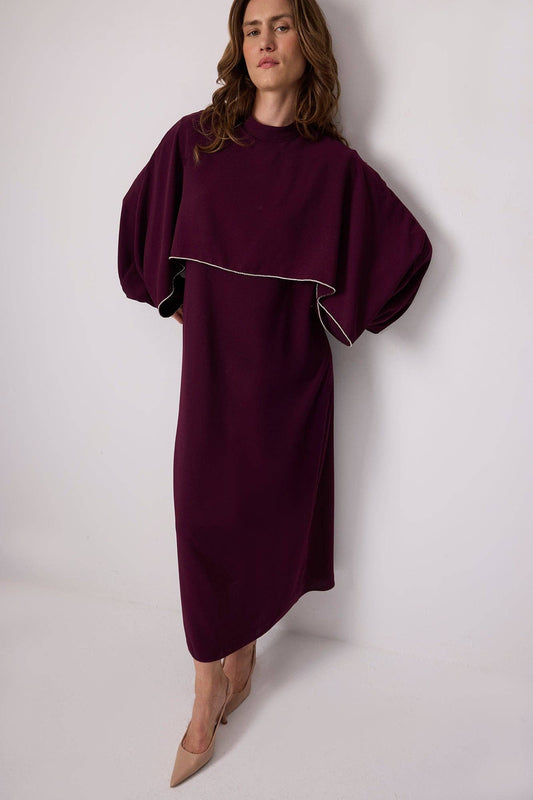 Abito maxi prugna con mantella e ricamo di pietre