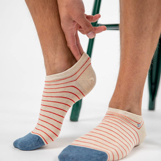 Calzini alla caviglia sottili a righe beige con dettagli rossi e blu