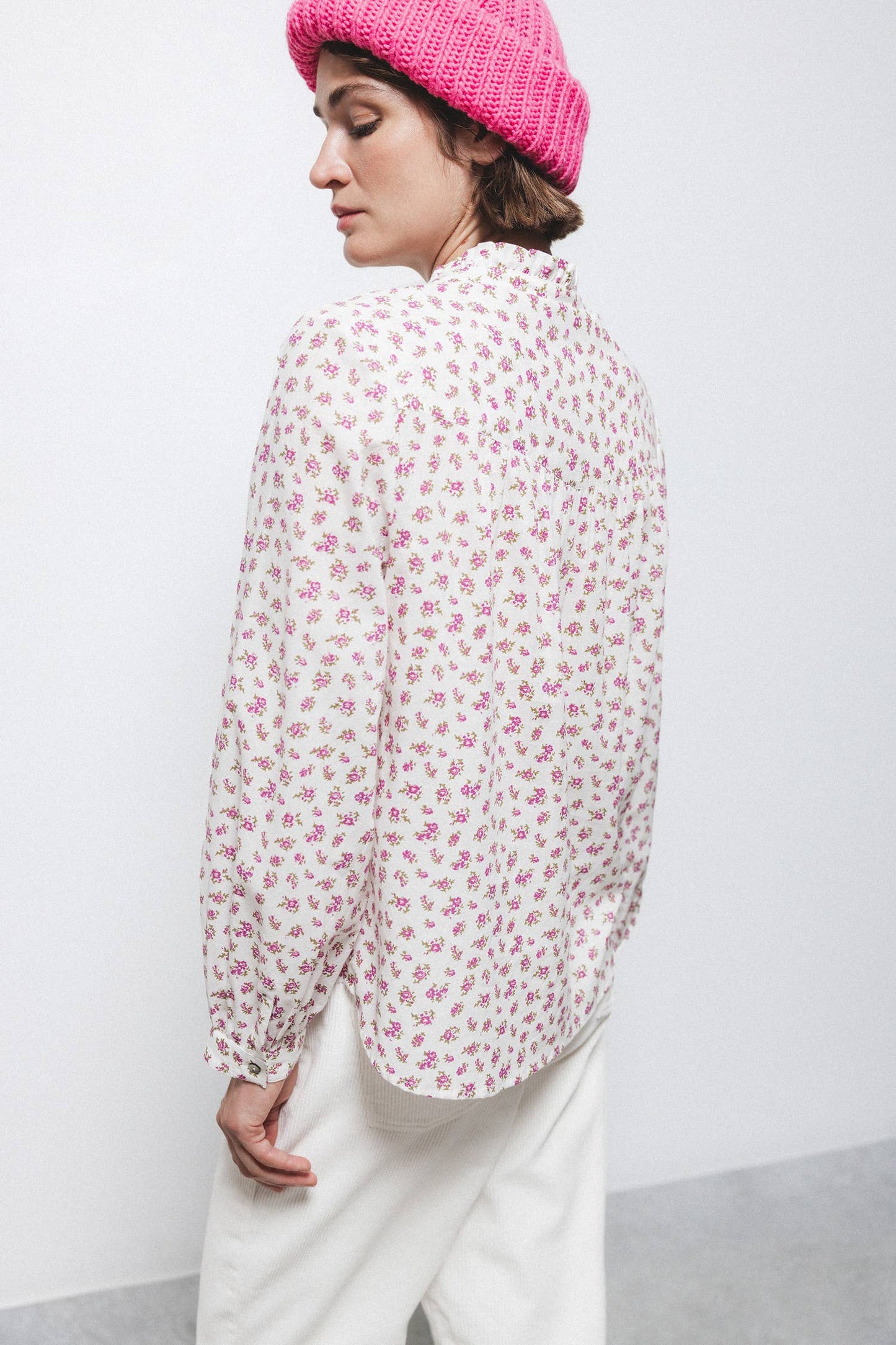 Blusa floreale con volant e bottoni