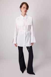 Camicia lunga in popeline écru con pizzo floreale 3D e cintura in vita