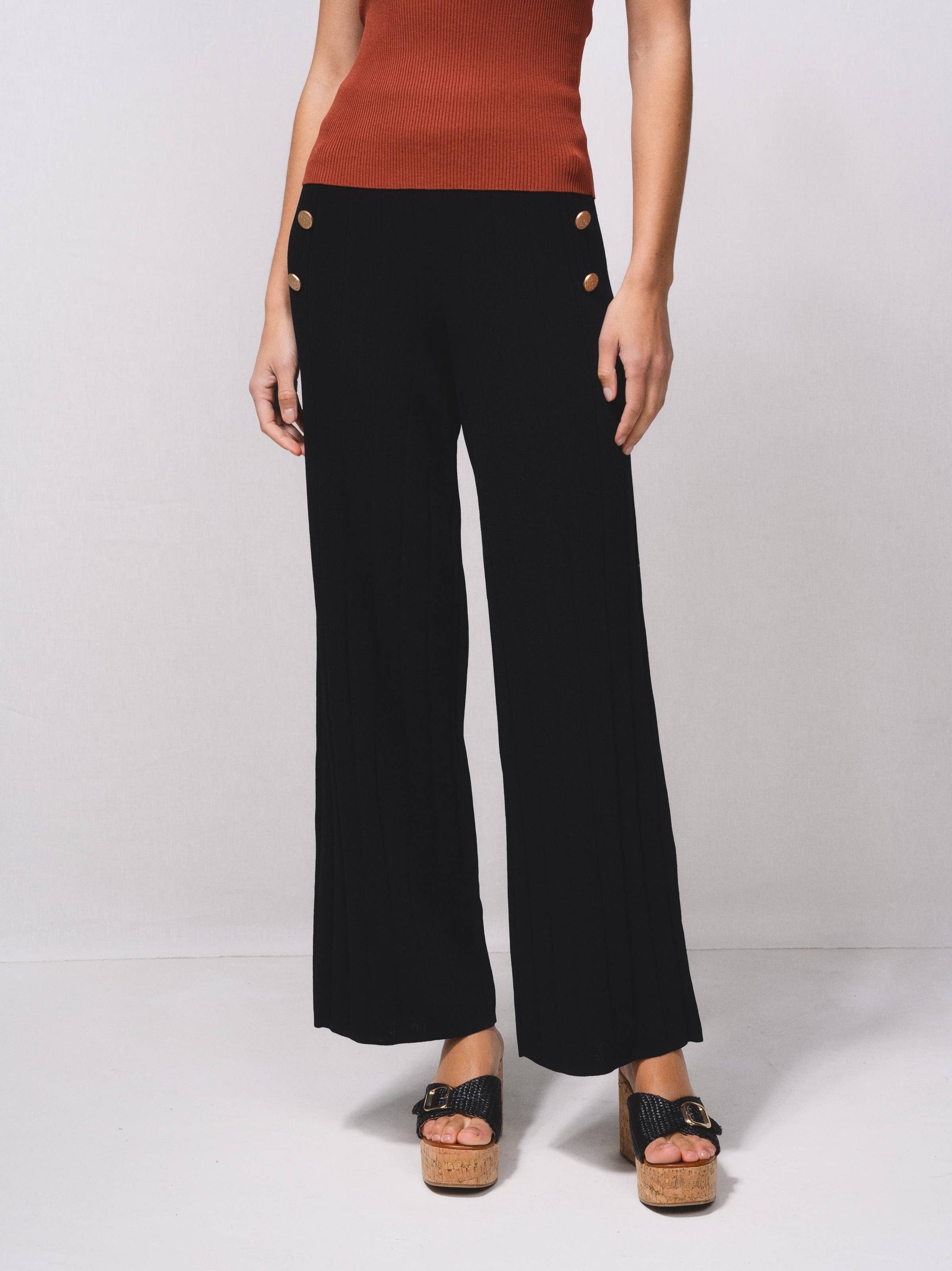 Pantaloni in maglia fine a coste con bottoni dorati