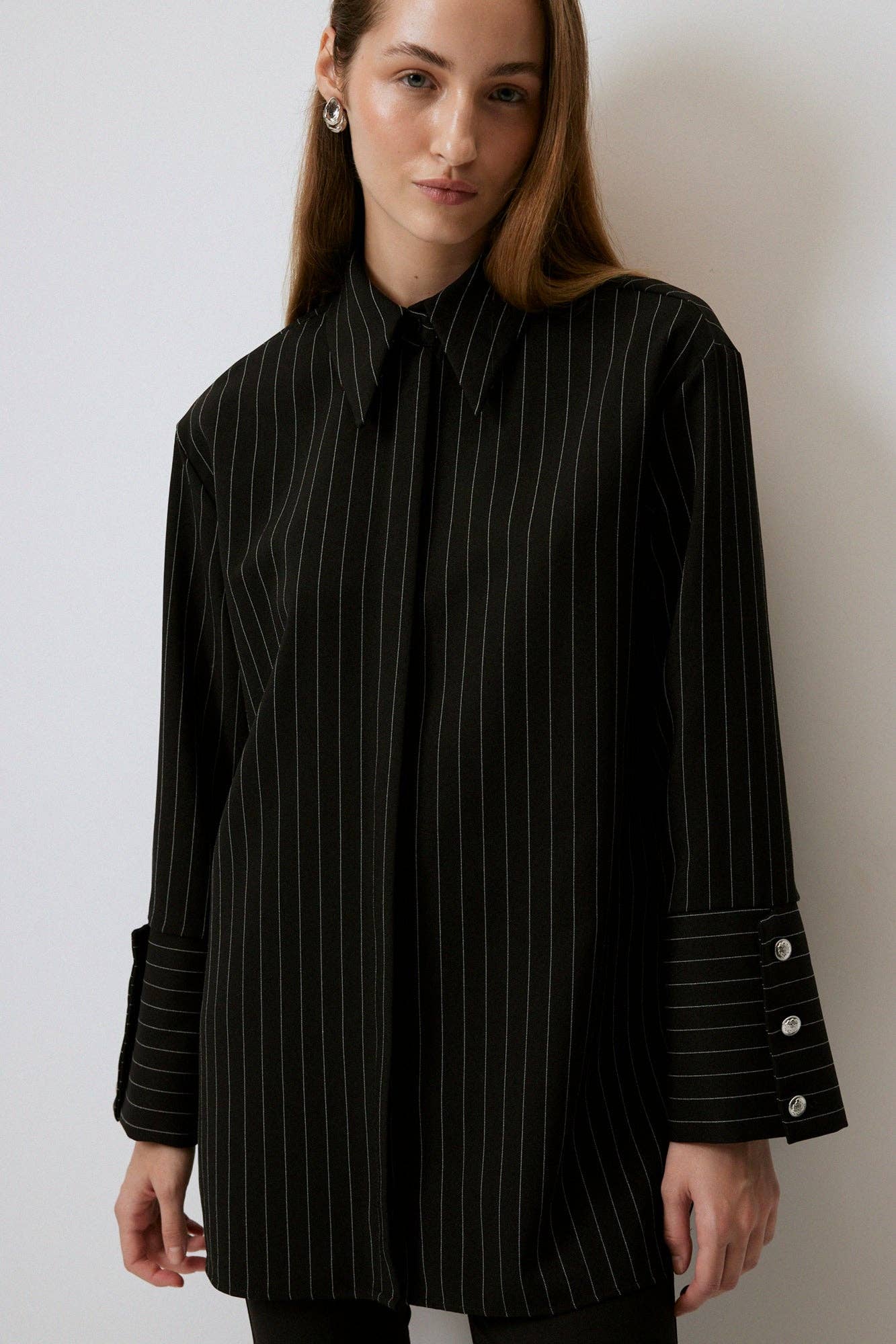 Camicia a righe con polsini larghi