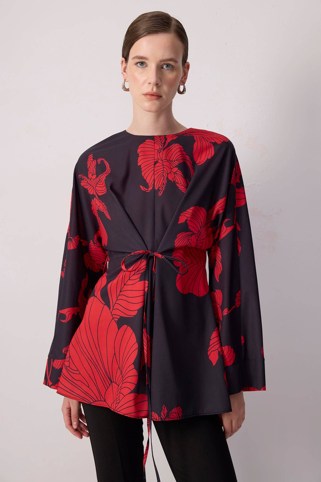 Tunica floreale rossa con maniche kimono e cintura