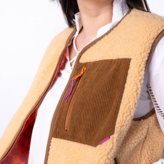 Gilet sherpa smanicato con zip beige da donna