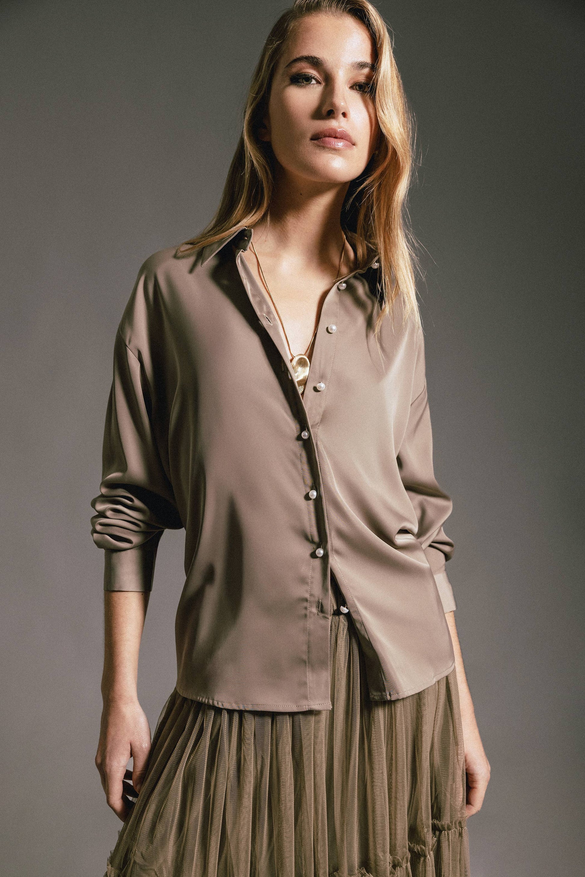 Camicia in raso con bottoni effetto perla