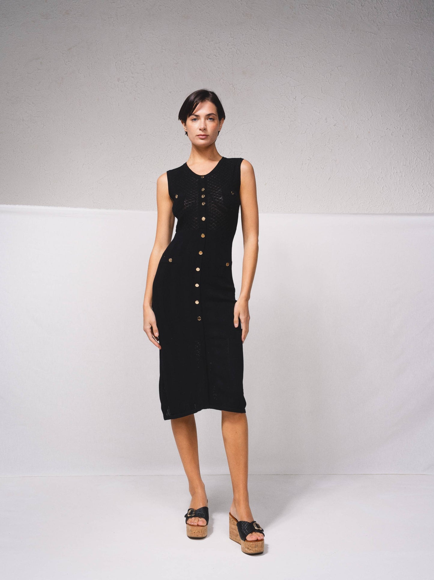 Abito midi in maglia aderente con bottoni dorati
