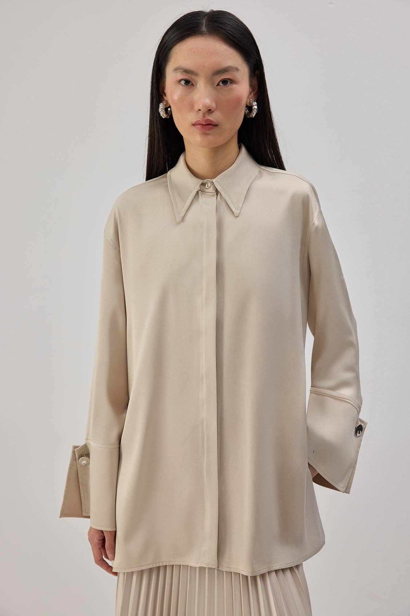 Camicia in raso con polsini ampi