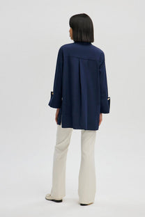 Camicia in popeline blu navy con polsini ampi e bottoni oro