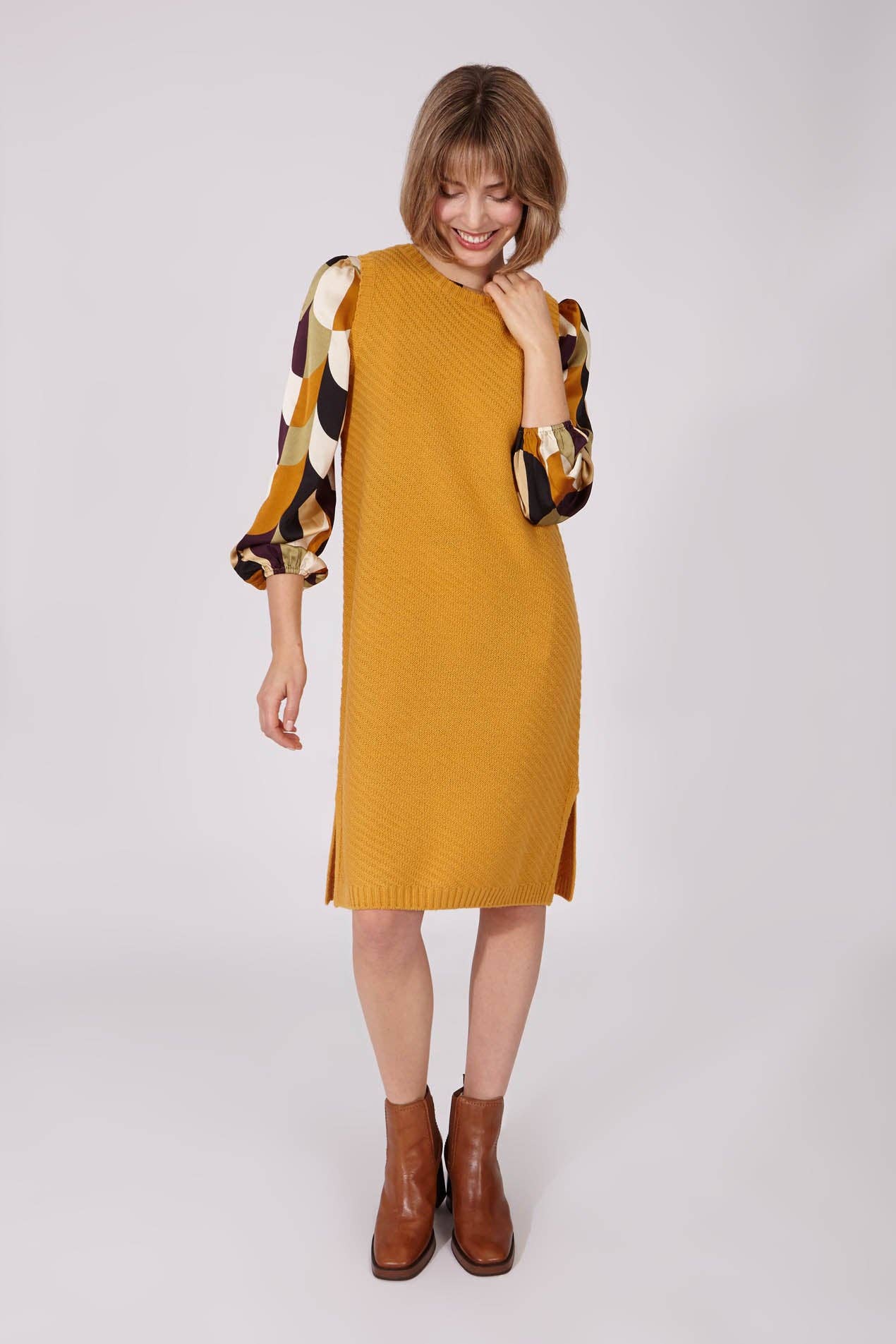 Abito midi in maglia senape con maniche fantasia