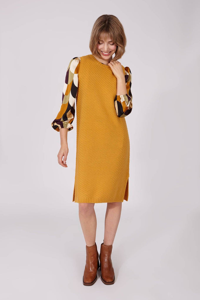 Abito midi in maglia senape con maniche fantasia