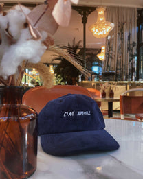 Cappello dad hat in velluto a coste ricamato “Ciao Amore”