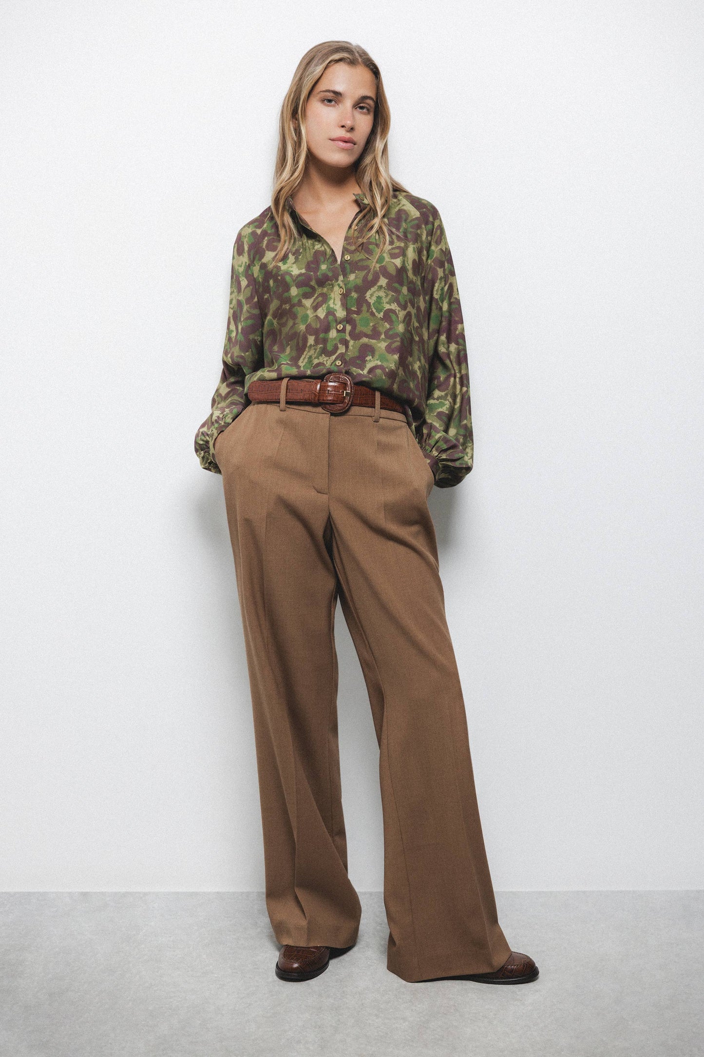 Blusa floreale con collo alla coreana