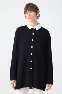 Cardigan lungo nero con bottoni dorati e colletto a contrasto