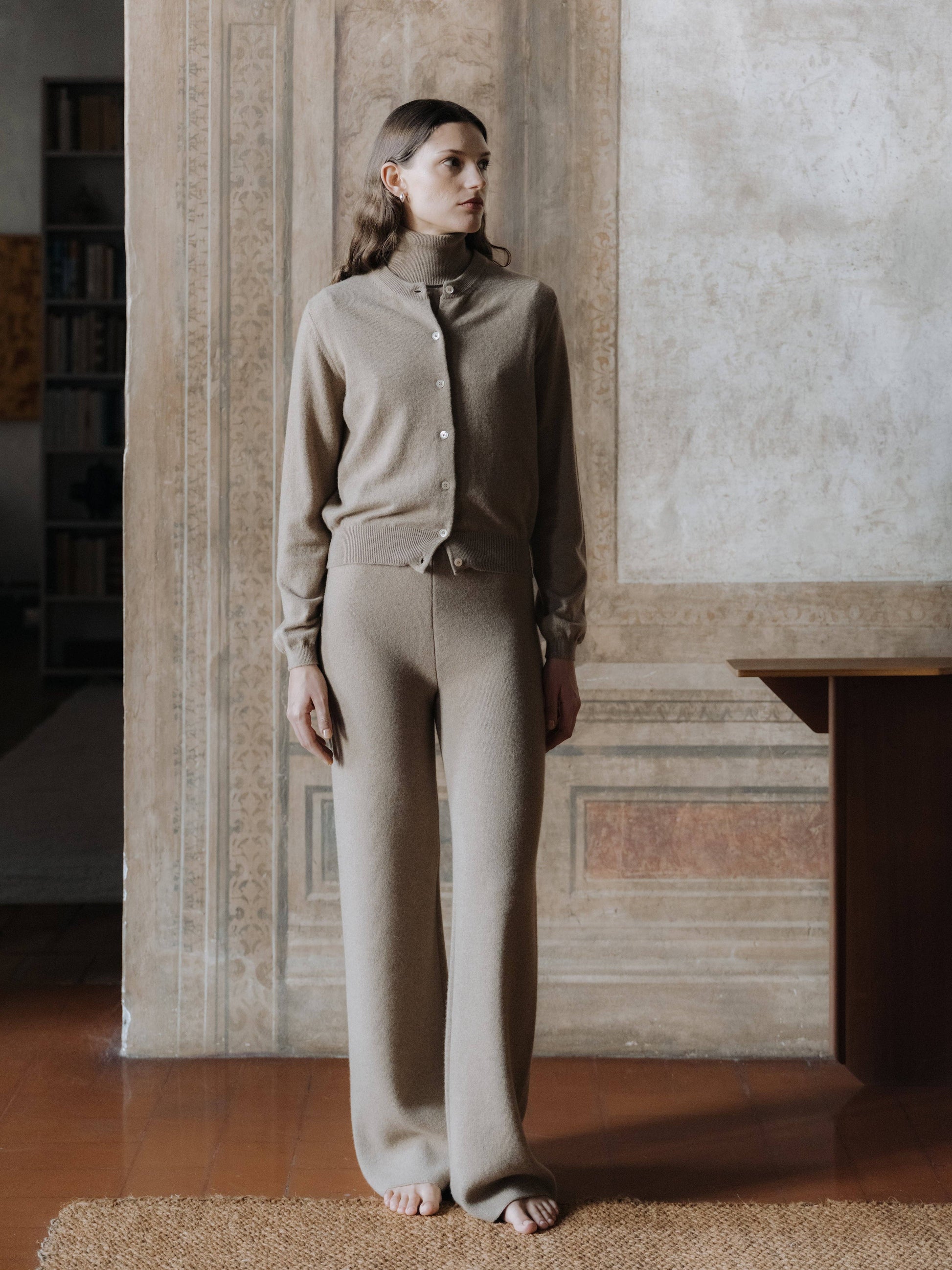 Cardigan in puro cashmere con bottoni in madreperla