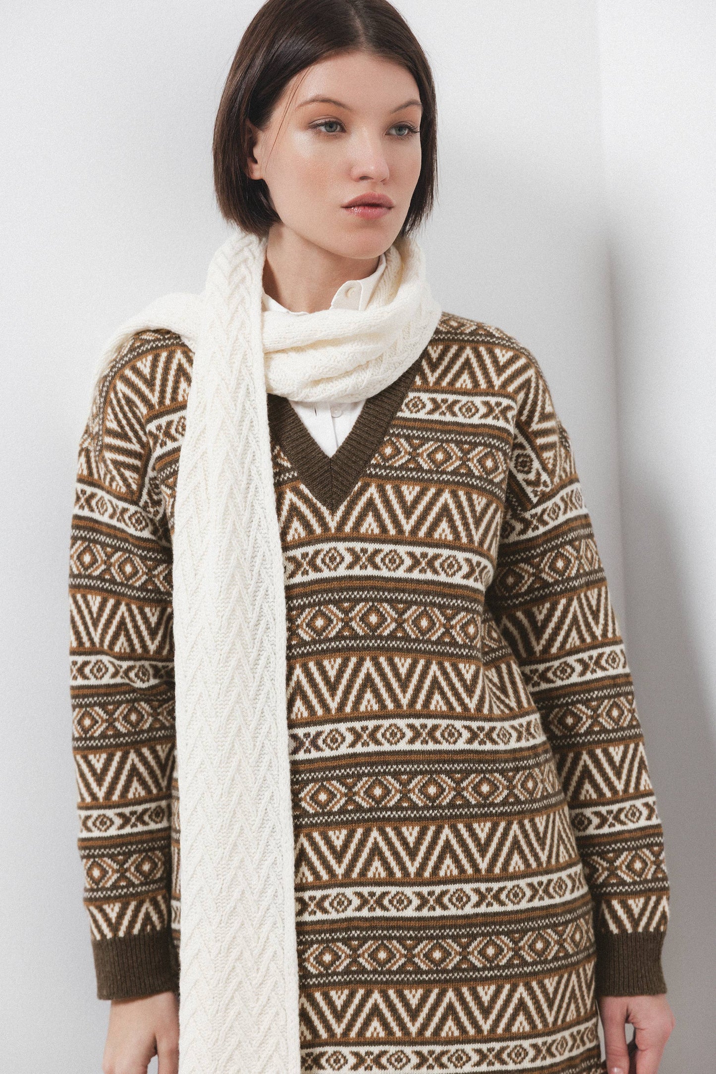Abito in maglia jacquard con scollo a V