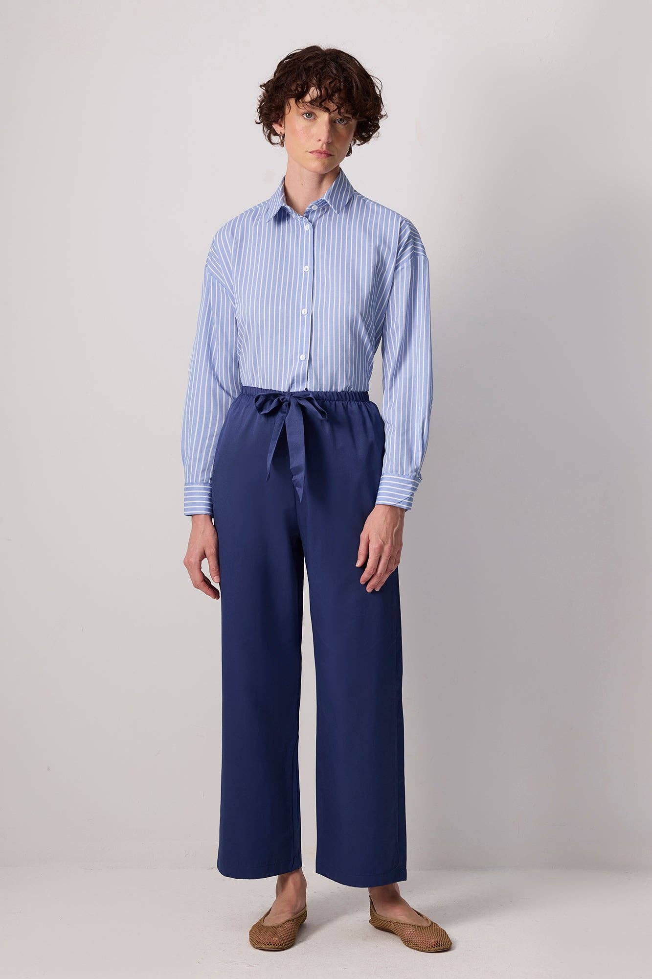Pantaloni a gamba larga con cintura a fascia in misto cotone