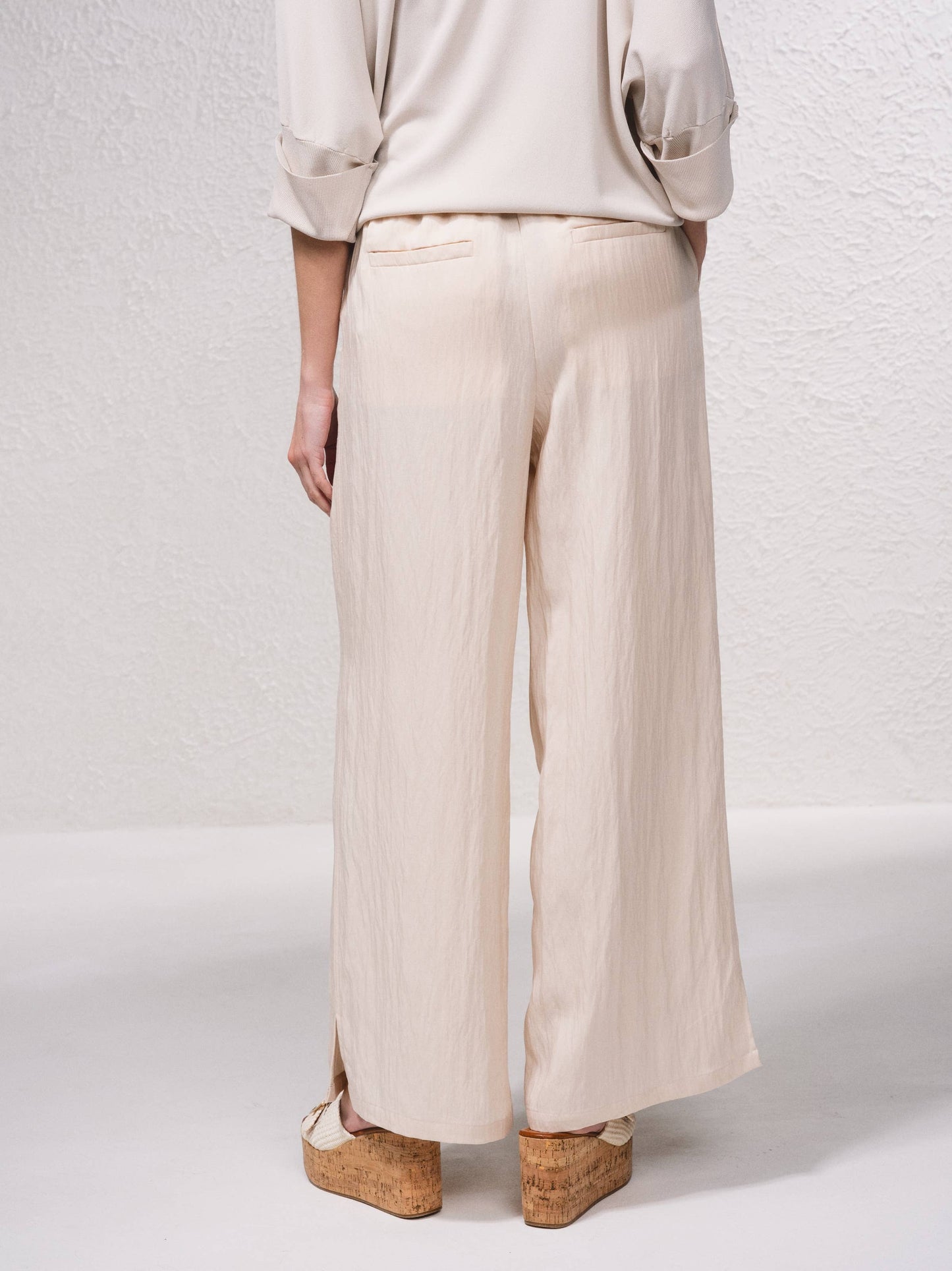 Pantaloni ampi fluidi con vita elastica
