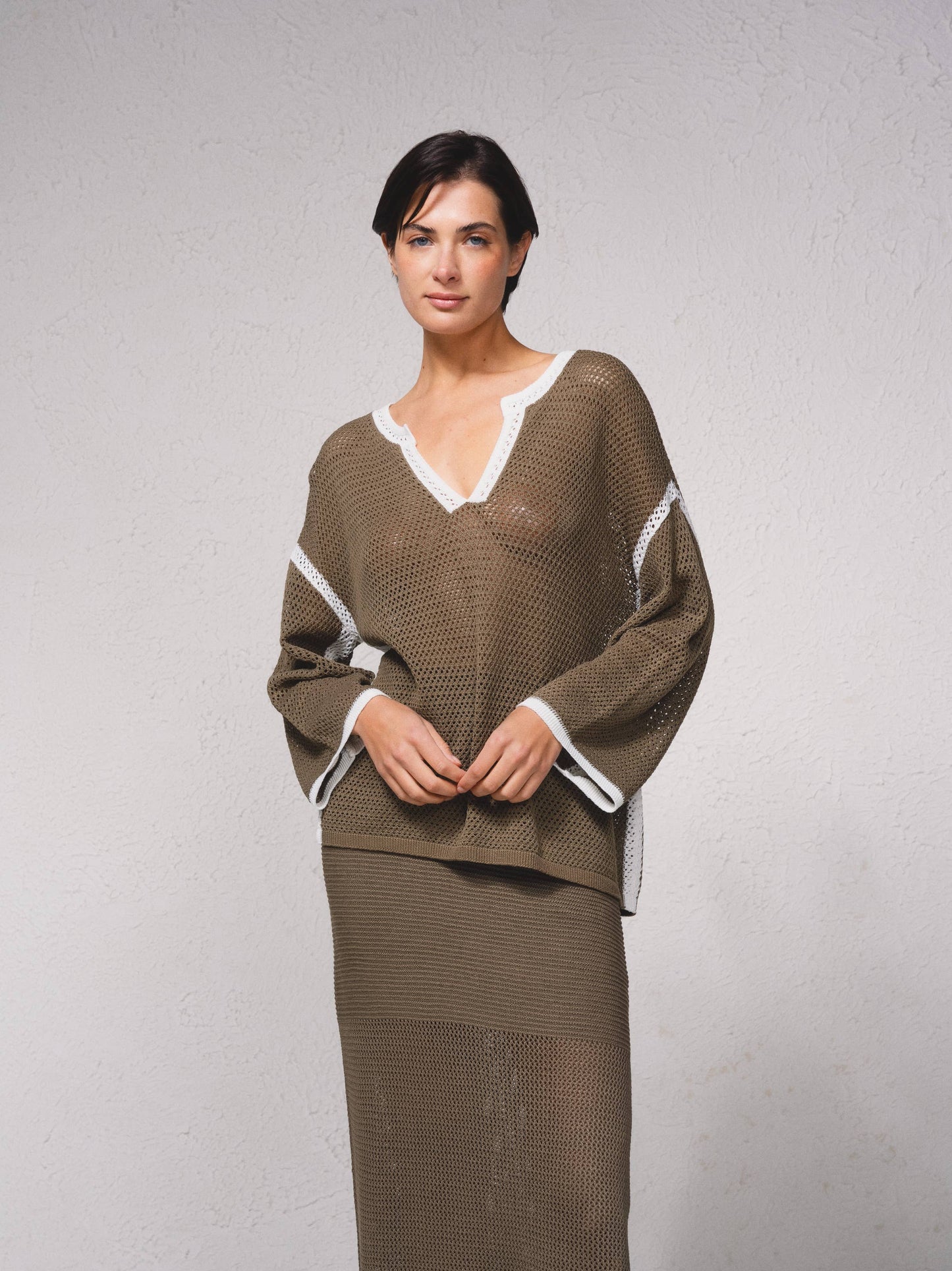 Maglione in maglia traforata con dettagli a contrasto e scollo a V
