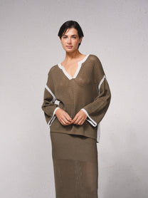 Maglione in maglia traforata con dettagli a contrasto e scollo a V