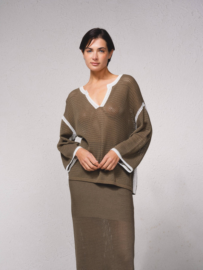 Maglione in maglia traforata con dettagli a contrasto e scollo a V
