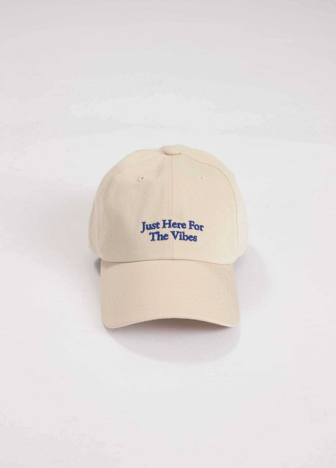 Cappellino beige con ricamo “Just Here For The Vibes”