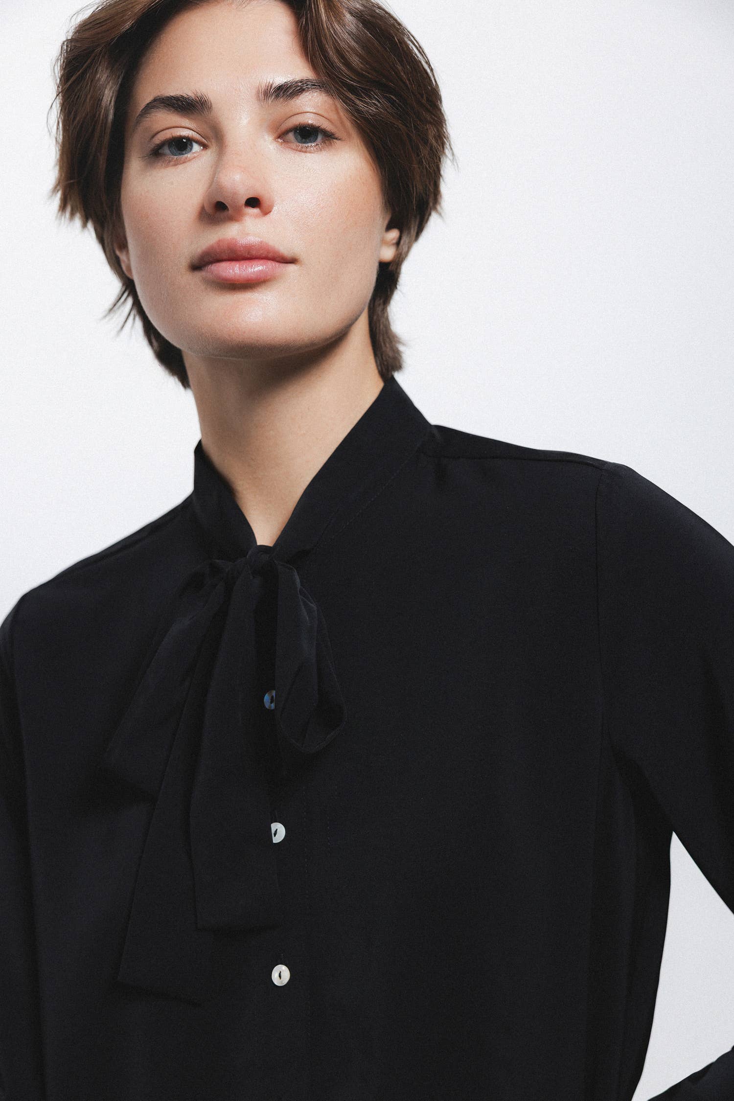 Blusa nera con fiocco al collo