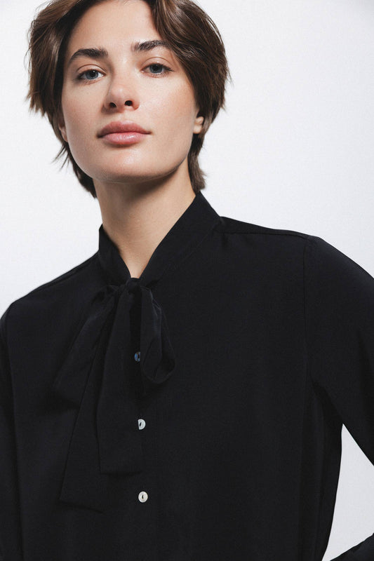 Blusa nera con fiocco al collo