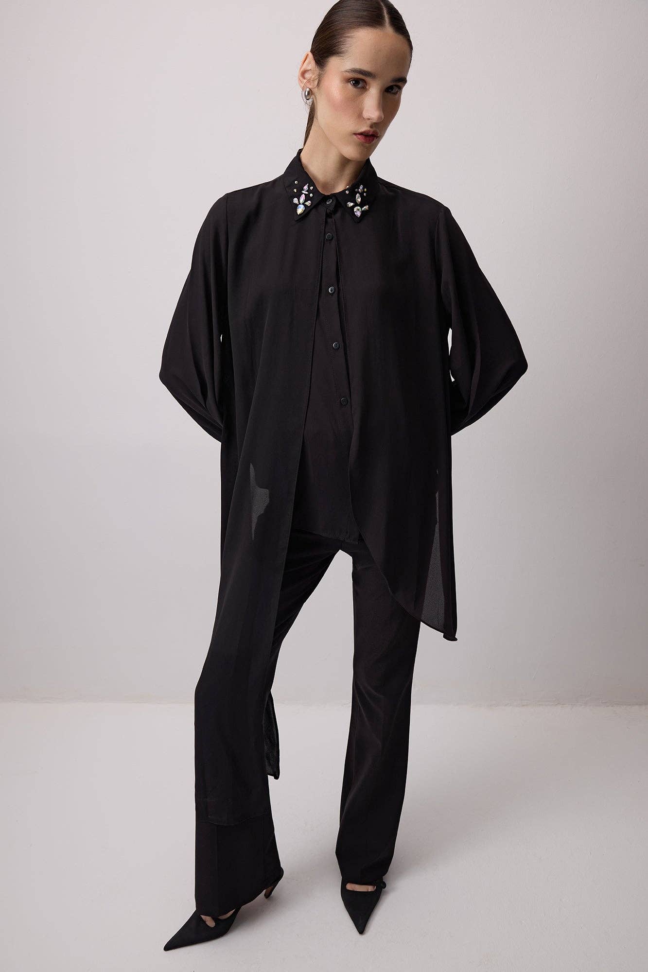 Camicia lunga in chiffon con colletto gioiello
