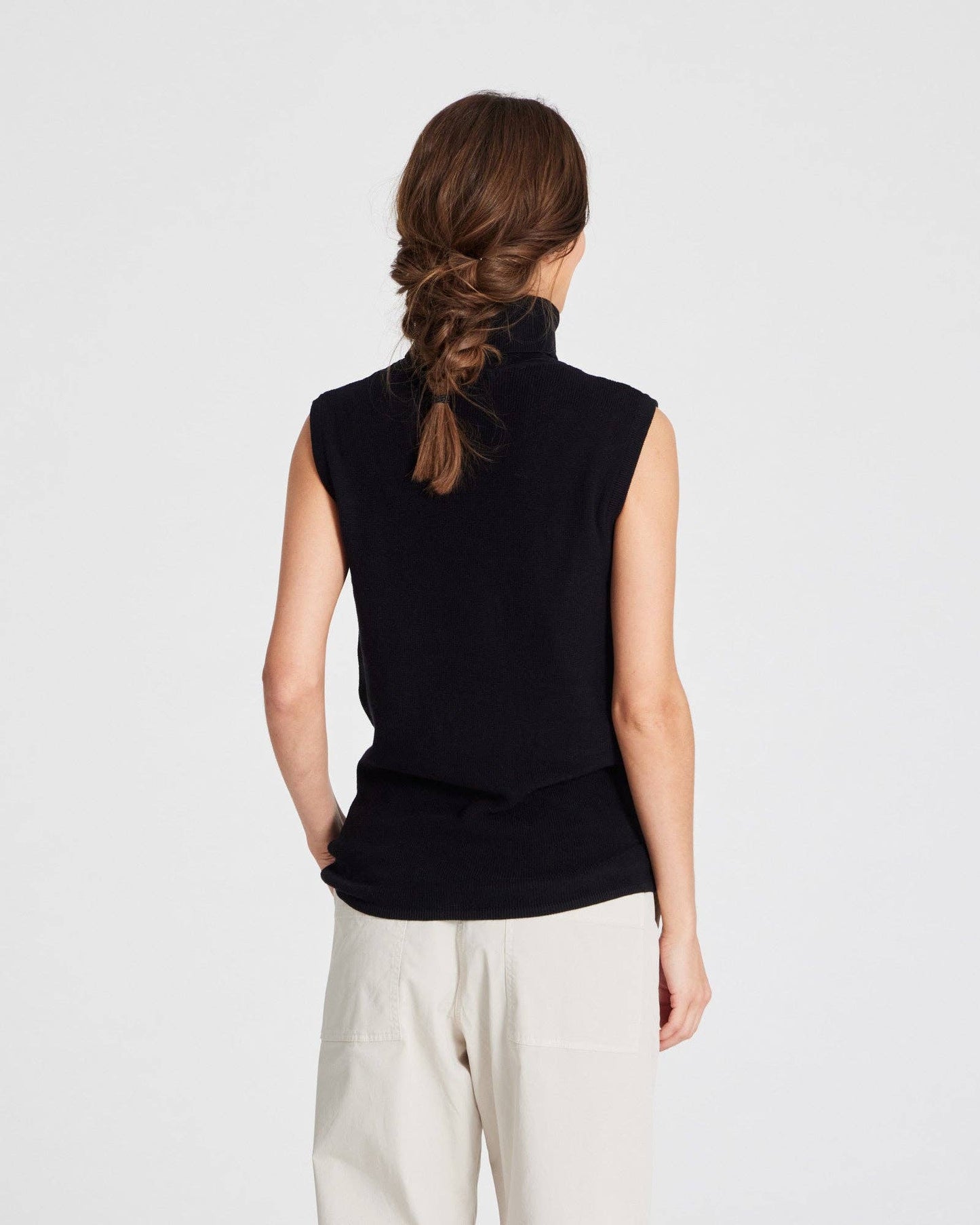 Top smanicato a collo alto in cotone organico nero
