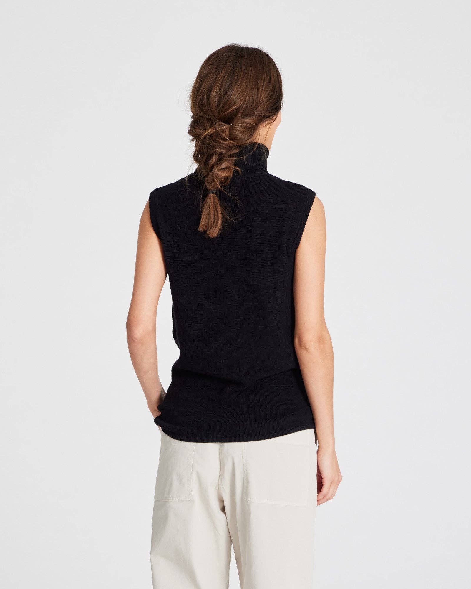 Top smanicato a collo alto in cotone organico nero