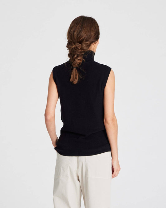 Top smanicato a collo alto in cotone organico nero