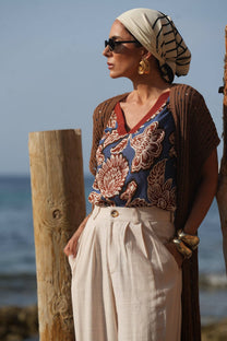 T-shirt stampata floreale con scollo a V
