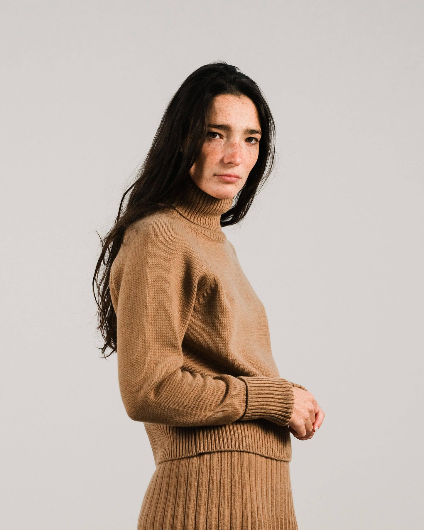 Maglione dolcevita corto in misto cashmere con polsini risvoltati