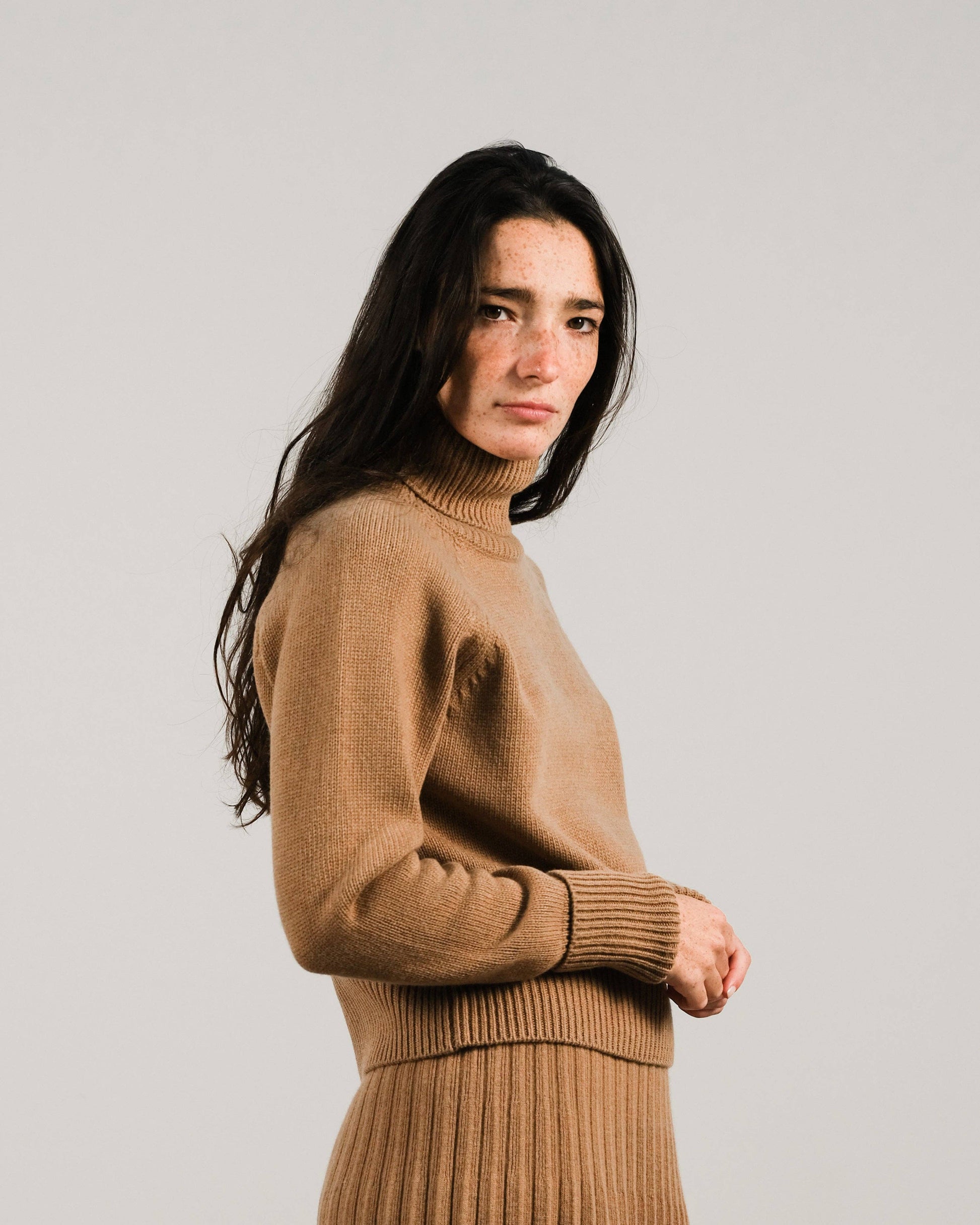 Maglione dolcevita corto in misto cashmere con polsini risvoltati
