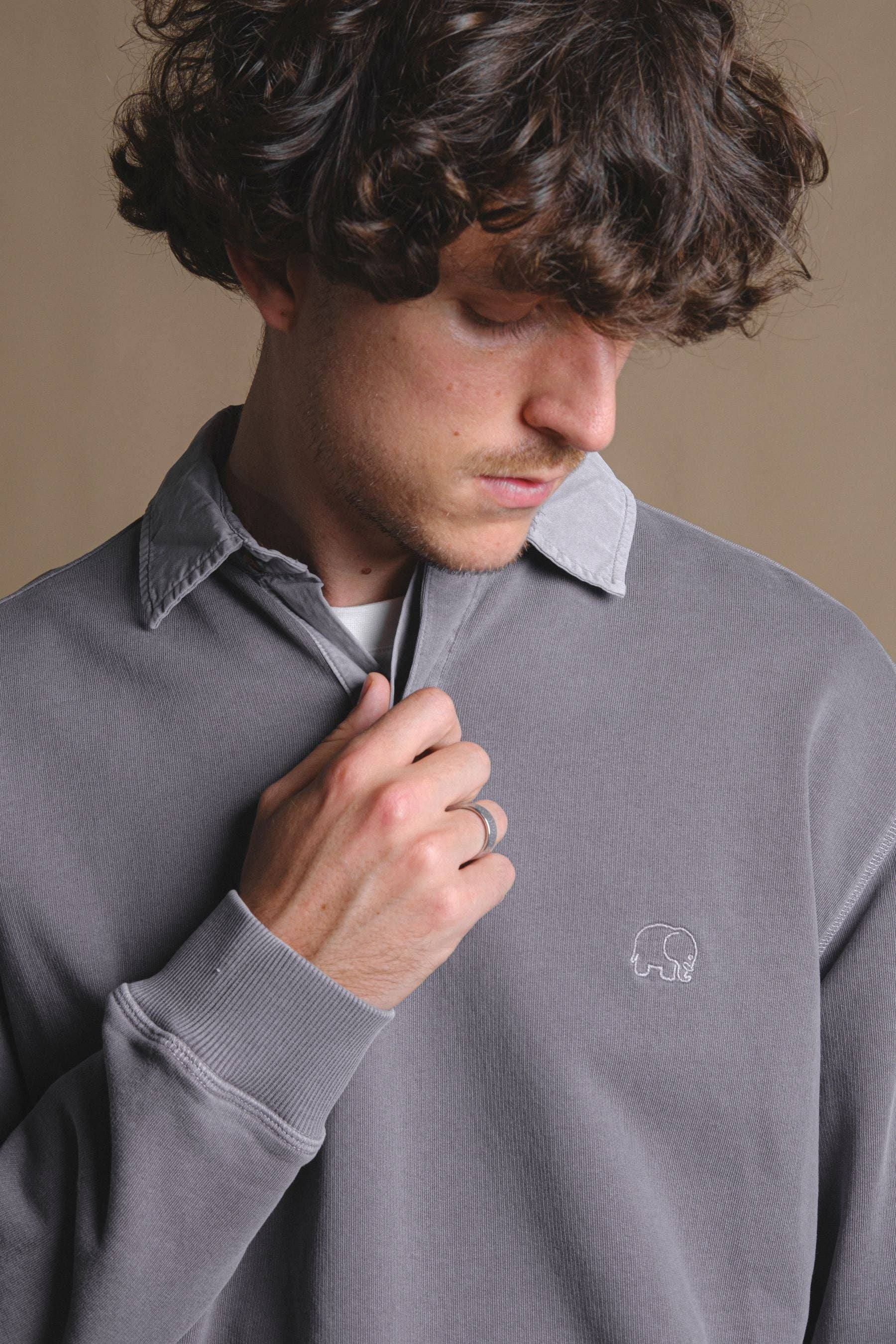 Maglione polo pesante tinto a pigmento in peltro