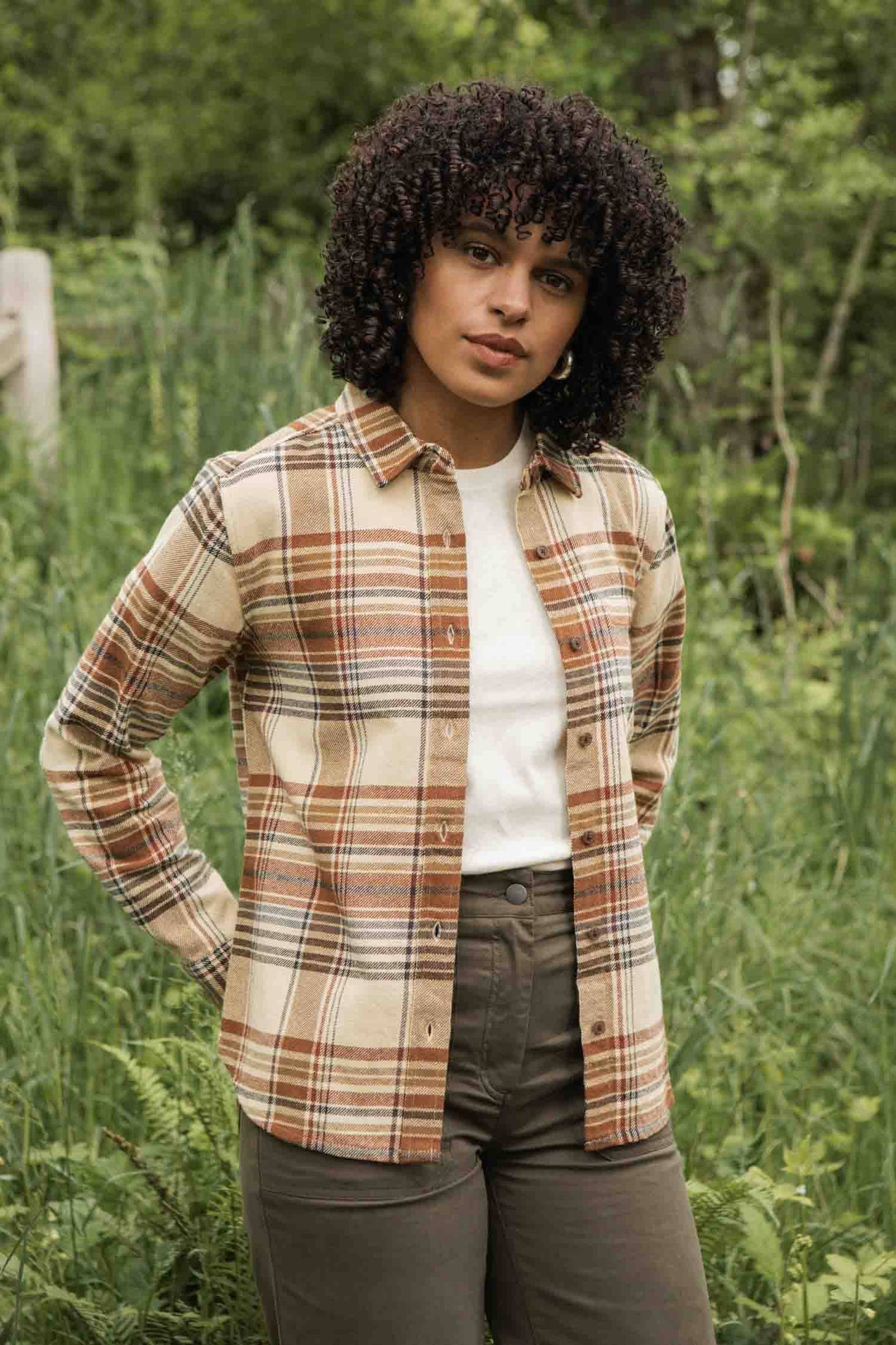 Camicia slim a quadri color latte con tasca