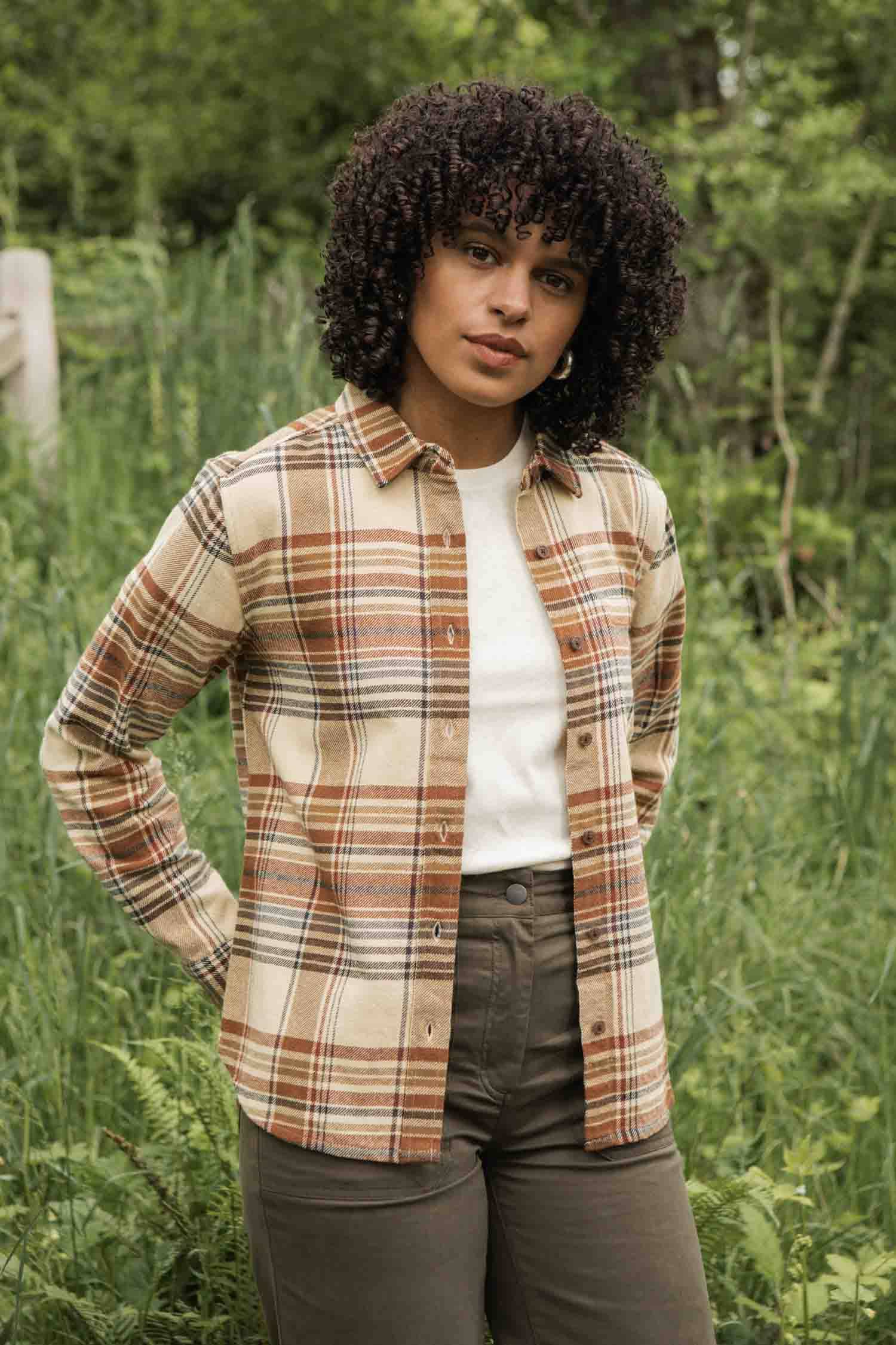 Camicia slim a quadri color latte con tasca