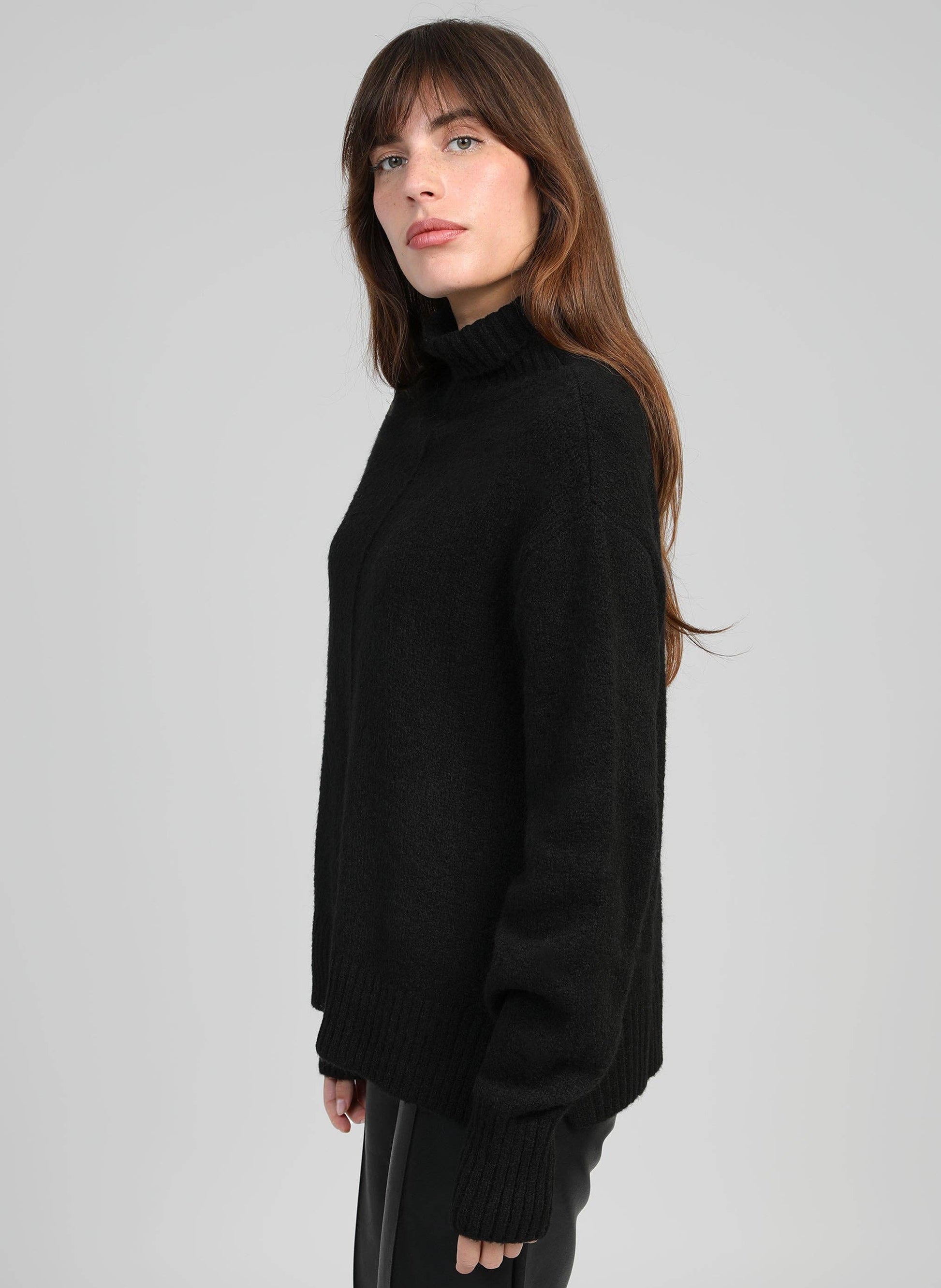 Maglione dolcevita nero morbido