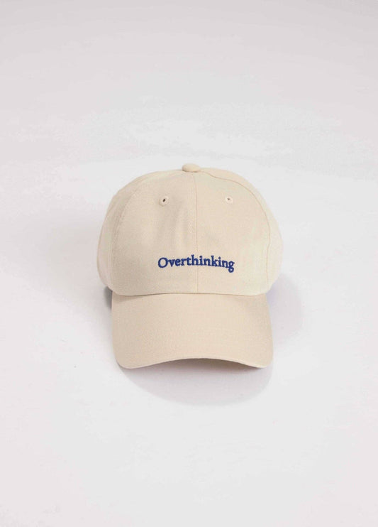 Cappellino beige con ricamo “Overthinking”