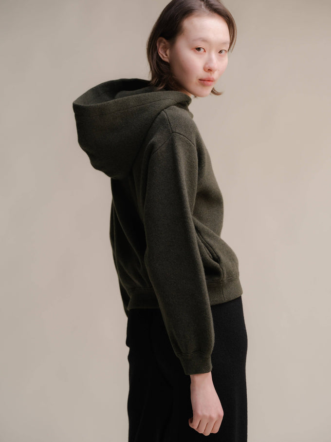 Felpa cropped con cappuccio in lana d’agnello superfine