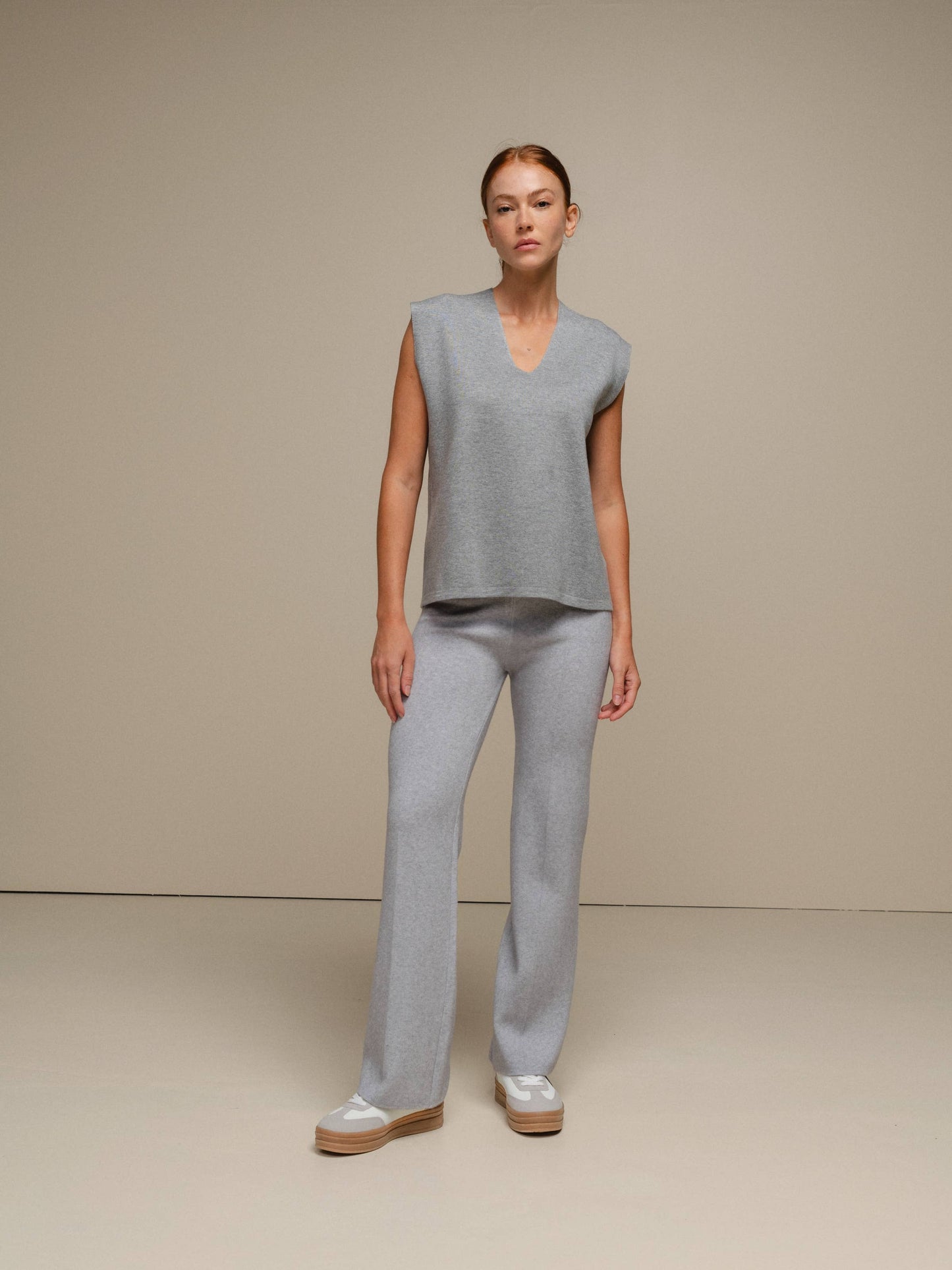 Maglione smanicato in maglia con scollo a V