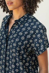 Camicia Bea a maniche corte con fantasia blu notte
