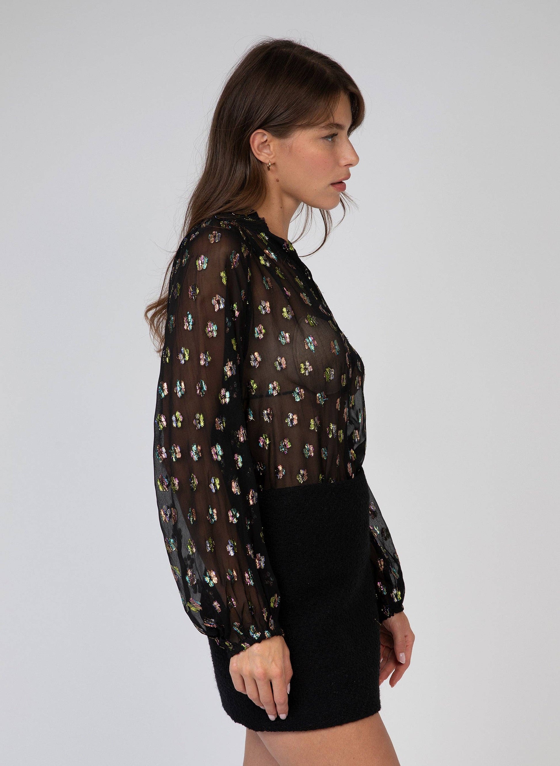Blusa Souella nera in tessuto velato con paillettes multicolor
