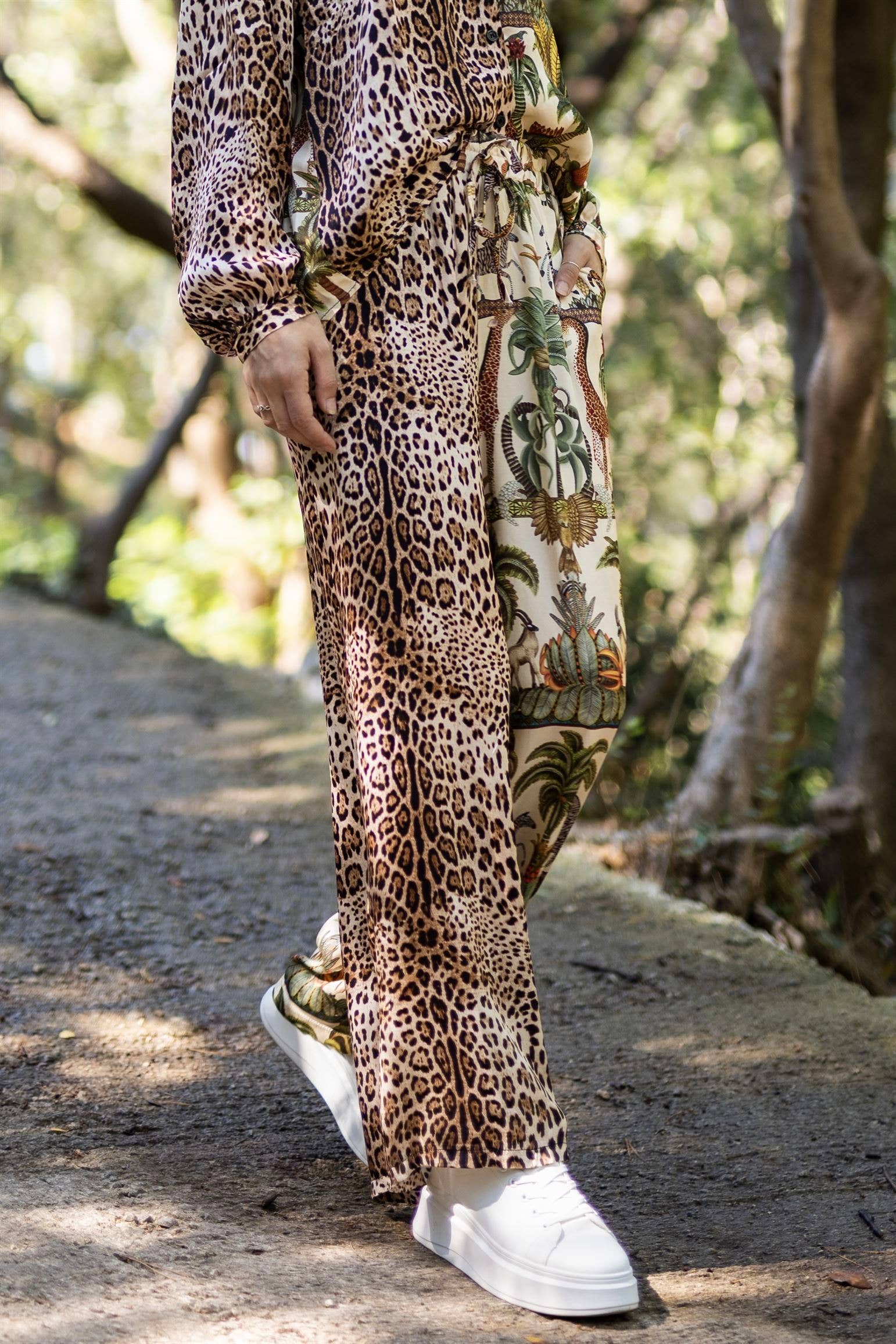 Pantaloni larghi in viscosa satinata con stampa animalier